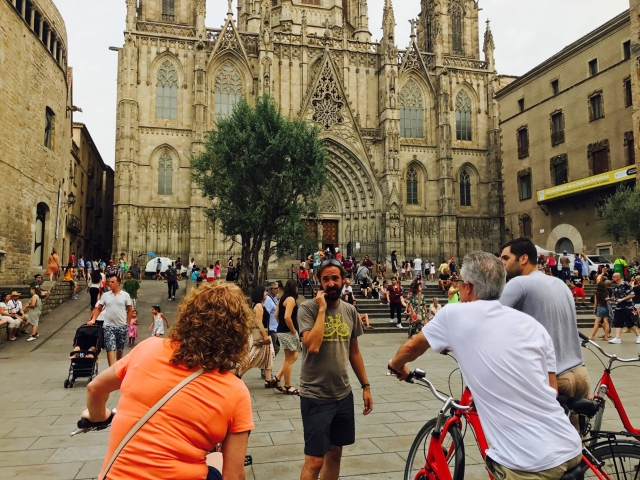 En bici frente a la catedral de Barcelona